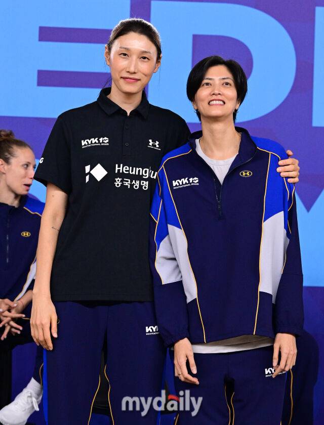 2025년 5월 16일 오후 인천 삼산월드체육관 보조경기장에서 'KYK 인비테이셔널 2025' 미디어데이가 열렸다. 김연경과 플레움짓 틴카오우(태국)가 인사하고 있다./인천 = 유진형 기자