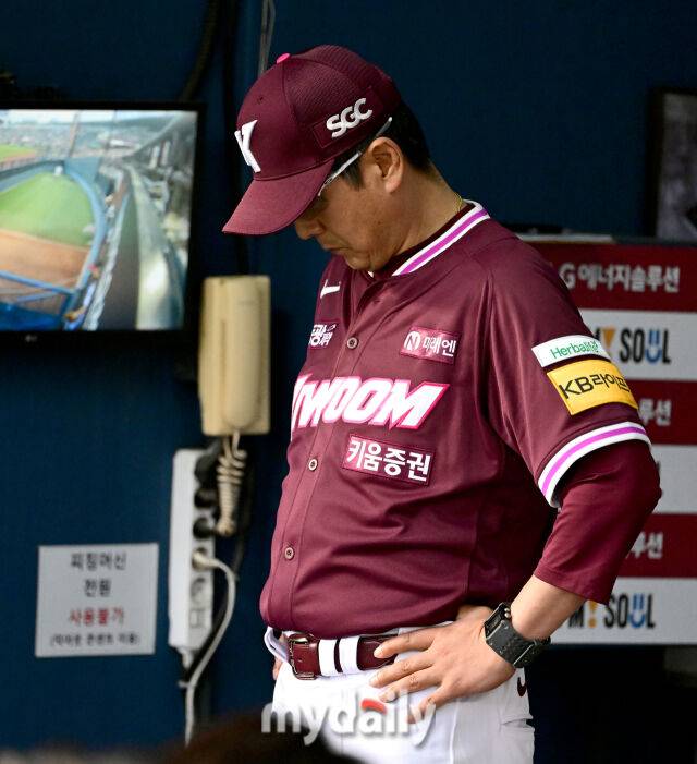 2025년 5월 15일 오후 서울 잠실구장에서 진행된 '2025 신한 SOL뱅크 KBO 리그' 키움 히어로즈와 LG 트윈스의 경기. 키움 홍원기 감독이 고개를 숙이며 생각에 잠겨있다./마이데일리