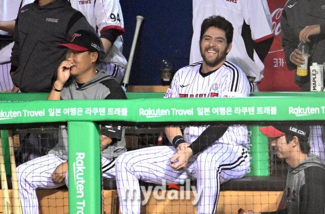 헤드샷을 맞은 키움 카디네스가 웃으며 장난치자 더그아웃에서 걱정하던 오스틴이 환하게 웃고 있다 / 잠실 = 유진형 기자 zolong@mydaily.co.kr