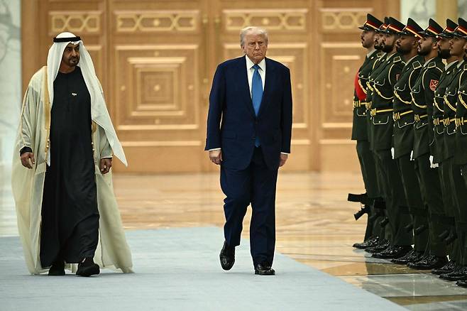 도널드 트럼프 미국 대통령이 15일(현지시간) 카타르 도하를 방문, 환영 행사에 참석하고 있다. [AFP]