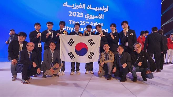 제25회 아시아물리올림피아드에 출전한 한국대표단.이신혁(윗줄 왼쪽부터)(서울과고), 채우현(경기과고), 이연호(서울과고), 이혁준(서울과고), 한지형(서울과고), 최정민(경기과고), 이권헌(서울과고), 장근영(서울과고) 학생. [과학기술정보통신부 제공]