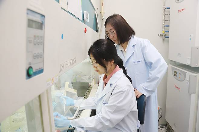 이미옥(오른쪽) 한국생명공학연구원 박사와 이영선 과학기술연합대학원대(UST) 학생이 오가노이드 관련 연구를 수행하고 있다.   [한국생명공학연구원 제공]