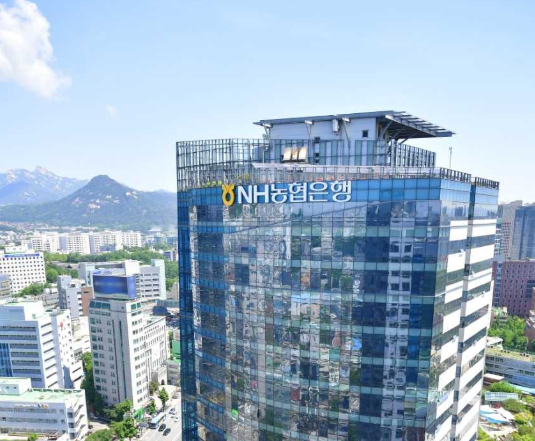 NH농협은행이 연내 소방공무원·경찰·해양경찰을 위한 신규 대출상품에 이어 공무원 마이너스 통장 대출한도도 3억원으로 확대할 계획이다. NH농협은행]