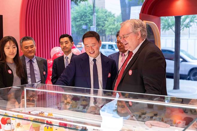 16일 배스킨라빈스 ‘청담점’에서 허희수(왼쪽) SPC그룹 부사장이 제프리 존스 로날드 맥도날드 하우스 회장에게 쇼케이스에 진열된 청담점 특화 제품을 설명하고 있다. [SPC 배스킨라빈스 제공]