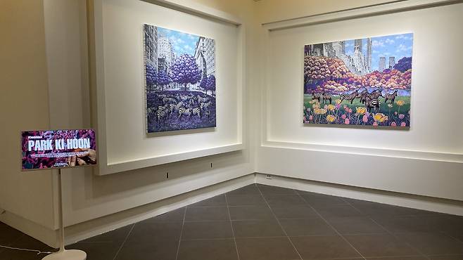 서울 강남구 라움아트센터 내 갤러리화이트원에 김령·박기훈 작가의 2인전 ‘각(刻)의 조화’ 작품들이 전시되어 있다. [갤러리화이트원 제공]