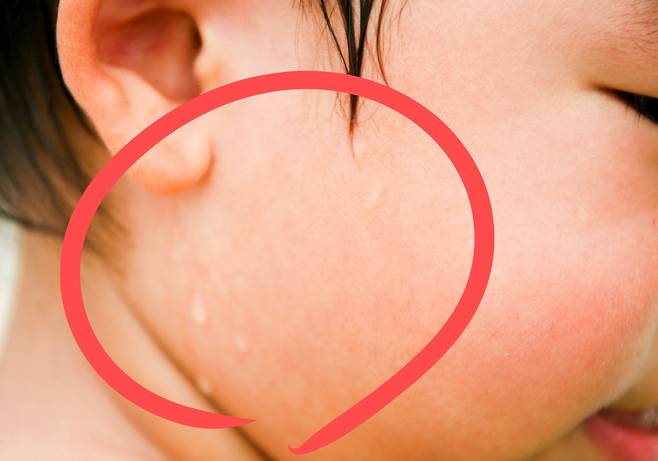 한 아이의 뺨에 땀이 맺혀 있다.[게티이미지뱅크]