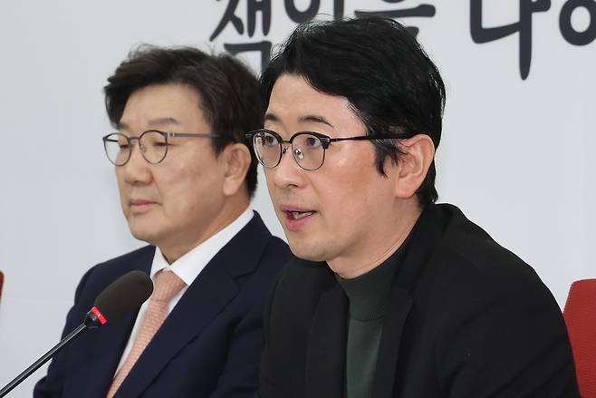 국민의힘 주진우 법률자문위원장(오른쪽)이 14일 서울 여의도 국회에서 ‘비상계엄 특검법’(가칭) 발의와 관련해 법안을 설명하고 있다. [연합]