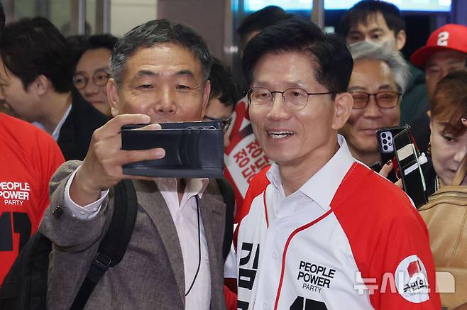 [서울=뉴시스] 조성봉 기자= 김문수 국민의힘 대선후보가 지난 15일 오전 서울 구로구 신도림역에서 출근길 시민과 셀카를 찍고 있다. (공동취재) 2025.05.15. photo@newsis.com