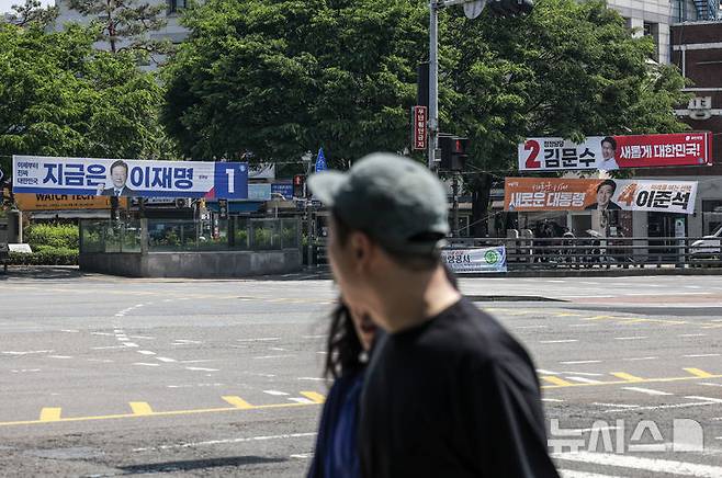 [서울=뉴시스] 정병혁 기자 = 제21대 대통령 선거 공식 선거운동이 시작된 12일 서울 용산구 대통령실 인근에 이재명 더불어민주당 대선후보와 김문수 국민의힘 대선후보, 이준석 개혁신당 대선후보의 현수막이 걸려있다. 2025.05.12. jhope@newsis.com