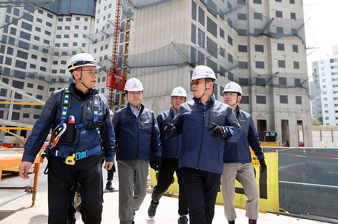 김보현 대우건설 사장이 지난 4월 23일 송내역 푸르지오 센트비엔 현장을 찾아 안전점검을 하는 모습. 사진 대우건설 *재판매 및 DB 금지