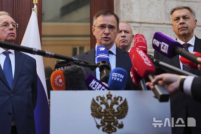 [이스탄불=AP/뉴시스] 러시아-우크라이나 종전 회담의 러시아 측 협상단장인 블라디미르 메딘스키 대통령보좌관이 15일(현지 시간) 튀르키예 이스탄불 주재 러시아 총영사관에서 기자회견을 하고 있다. 2025.05.16.