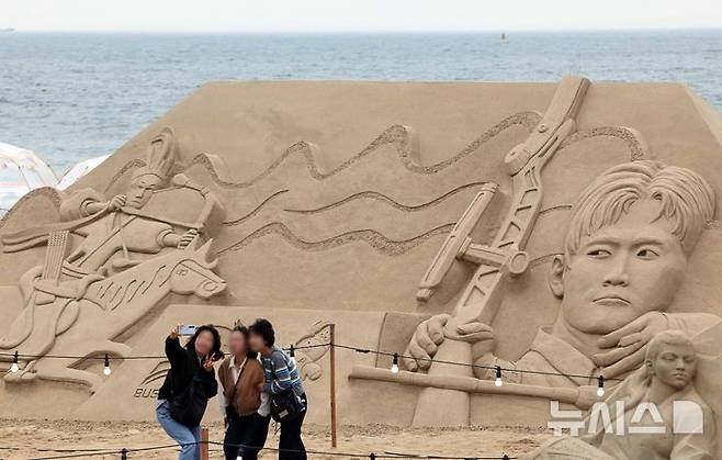 [부산=뉴시스] 하경민 기자 = 15일 부산 해운대구 해운대해수욕장을 찾은 시민과 관광객들이 다양한 모래조각 작품을 구경하고 있다. 해운대구는 오는 16~19일 '2025년 해운대 모래축제'를 개최한다. 올해 20주년을 맞은 모래축제는 '모래로 만나는 K-컬처'를 주제로 14명의 해외 모래 작가가 제작한 총 20여 개의 작품을 선보인다. 모래작품들은 축제 기간 이후인 오는 6월8일까지 전시될 예정이다. 2025.05.15. yulnetphoto@newsis.com