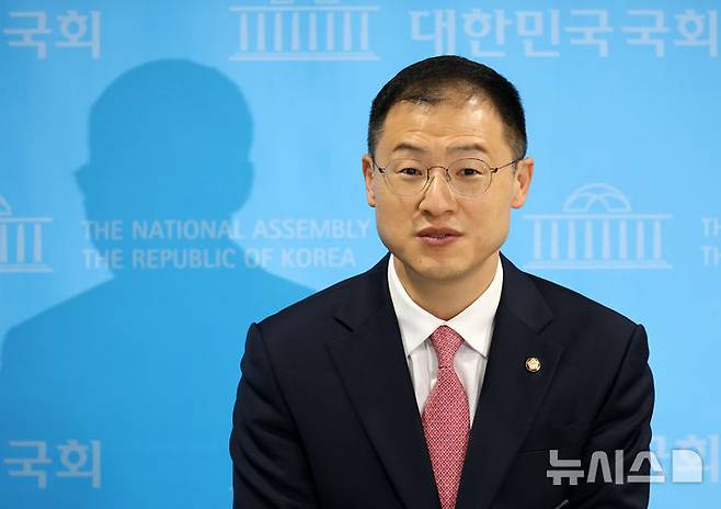 [서울=뉴시스] 조성우 기자 = 국민의힘을 탈당한 김상욱 무소속 의원이 15일 오전 서울 여의도 국회 소통관에서 이재명 더불어민주당 대선후보 지지를 선언하는 기자회견을 마친 뒤 취재진 질문에 답하고 있다. 2025.05.15. xconfind@newsis.com