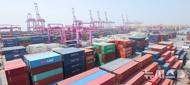 [인천=뉴시스] 전진환 기자 = 인천 연수구 인천신항 컨테이너 터미널에서 컨네이너가 쌓여 있다.  2025.05.12. amin2@newsis.com