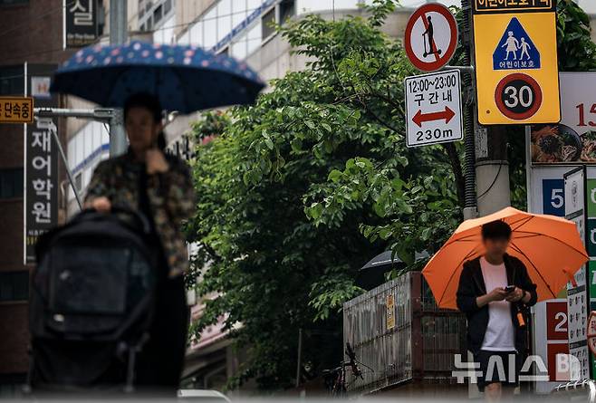 [서울=뉴시스] 정병혁 기자 = 16일 서울 서초구 반포 학원가에 킥보드 운행 안내 표지판이 설치돼 있다. 서울시와 서울경찰청은 전국 최초로 '마포구 홍대 레드로드', '서초구 반포 학원가' 등 2개 도로 구간에서 전동킥보드 통행을 금지하는 '킥보드 없는 거리'를 16일부터 운영한다. 킥보드 없는 거리 운영은 전국 최초 사례다. 통행금지 시간은 낮 12시부터 오후 11시까지다.금지 대상은 전동킥보드, 전동이륜평행차, 동력 자전거 등이며, 위반 시 일반도로는 범칙금 3만원·벌점 15점, 어린이보호구역은 6만원·벌점 30점이 부과된다. 2025.05.16. jhope@newsis.com
