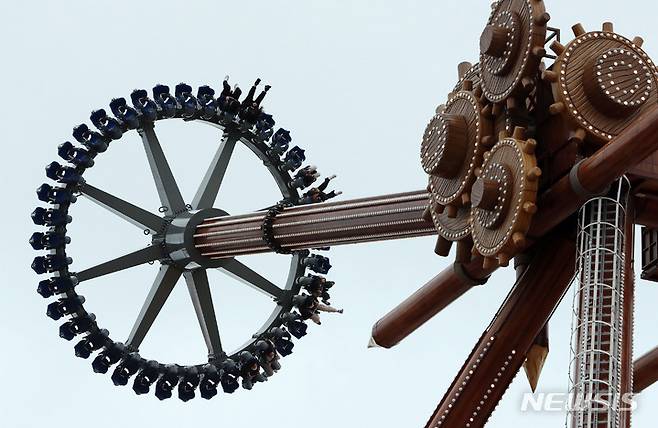 [부산=뉴시스] 자이언트 스윙. (사진=뉴시스 DB). photo@newsis.com