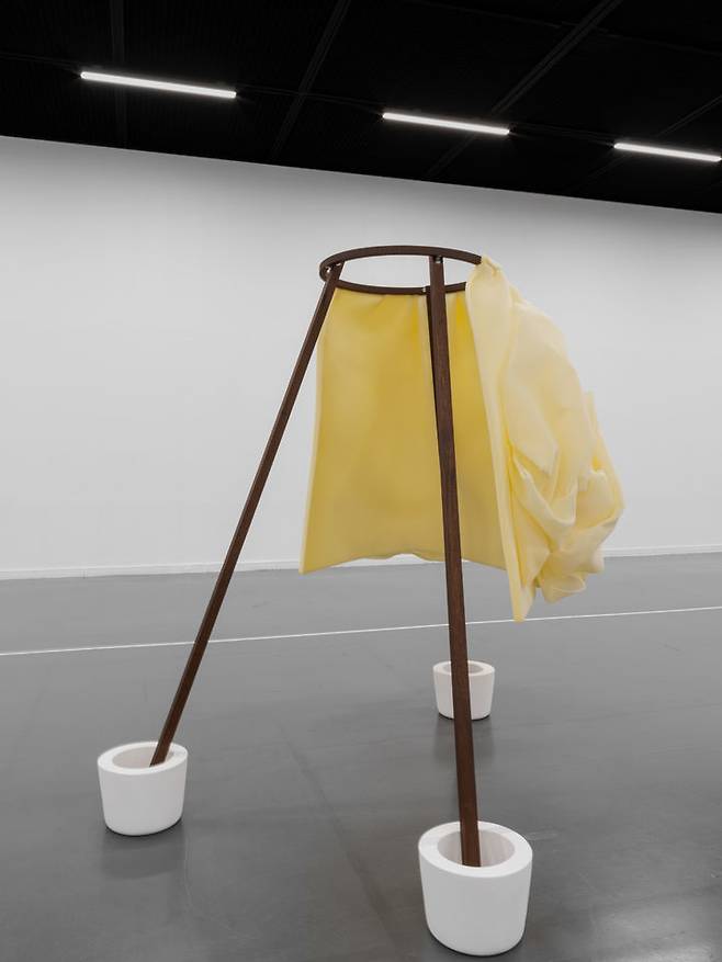 정서영, 〈조각적인 신부〉, 1997(2016 부분 재제작), 스펀지, 나무, 석고, 210×150×100cm, 서울시립미술관 소장. 사진: 김도균 *재판매 및 DB 금지