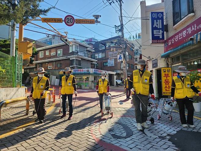 [서울=뉴시스] 해충특공대 활동사진. 2025.05.16 (사진 제공=서초구청) photo@newsis.com *재판매 및 DB 금지
