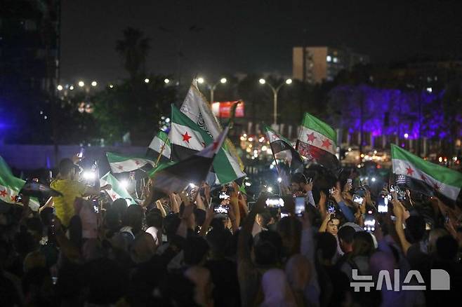 [다마스쿠스=AP/뉴시스] 지난 13일(현지 시간) 도널드 트럼프 미국 대통령의 대시리아 제재 해제 및 시리아 새 정부와의 관계 정상화 추진 발표 소식을 접한 시리아인들이 수도 다마스쿠스의 우마이야드 모스크 광장에 모여 환호하고 있다. 2025.05.16.