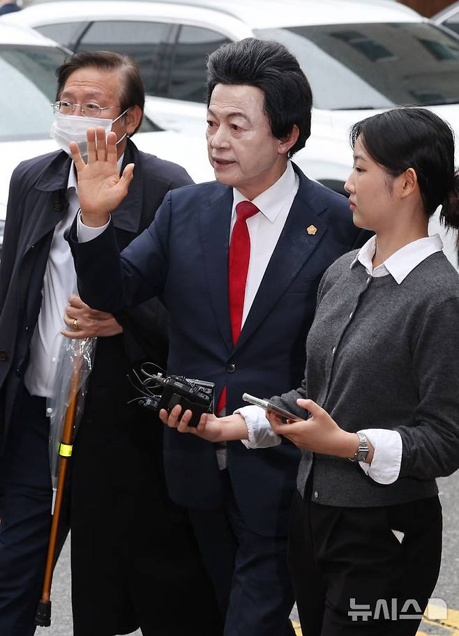 [의정부=뉴시스] 조수정 기자 = 신도 성추행·사기 등 혐의를 받는 허경영 국가혁명당 명예대표가 16일 오후 경기 의정부시 의정부 지방법원에서 열린 영장실질심사에 출석하고 있다. 2025.05.16. chocrystal@newsis.com