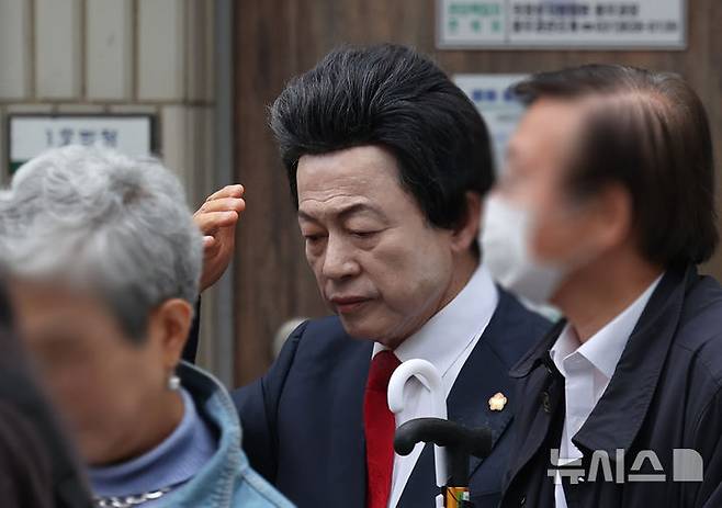 [의정부=뉴시스] 조수정 기자 = 신도 성추행·사기 등 혐의를 받는 허경영 국가혁명당 명예대표가 16일 오후 경기 의정부시 의정부 지방법원에서 열린 영장실질심사에 출석하고 있다. 2025.05.16. chocrystal@newsis.com