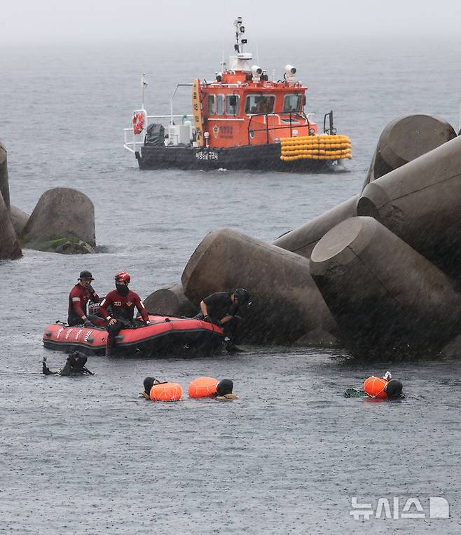 [제주=뉴시스] 우장호 기자 = 16일 오후 제주시 탑동방파제 해상에서 열린 제주해양경찰서와 제주소방서, 해녀구조대가 포함된 해양재난구조대가 참가한 민관 합동 해상 수색 구조훈련에서 해녀구조대가 익수자 발생을 가정한 인명 구조 훈련을 하고 았다. 2025.05.16. woo1223@newsis.com