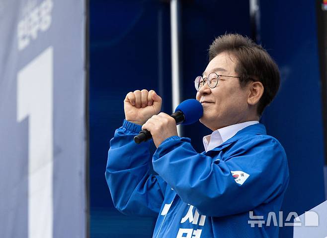[군산=뉴시스] 조성우 기자 = 이재명 더불어민주당 대선후보가 16일 전북 군산시 구시청광장에서 열린 유세에서 연설하고 있다. (공동취재) 2025.05.16. photo@newsis.com
