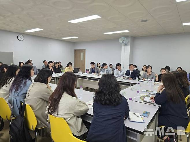 [의왕=뉴시스] 덕성초, 차량 진출입로 구축 반대 관계 기관 협의회 개최 현장.(사진=김태흥 시의원 제공). 2025.05.16.photo@newsis.com