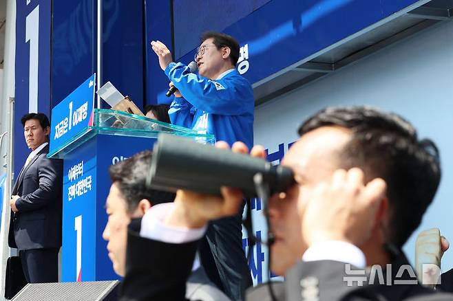 [구미=뉴시스] 권창회 기자 = 이재명 더불어민주당 대선 후보가 13일 경북 구미시 구미역 광장에서 열린 유세에서 지지호소를 하고 있는 가운데 경호원들이 경호를 하고 있다. 2025.05.13. kch0523@newsis.com
