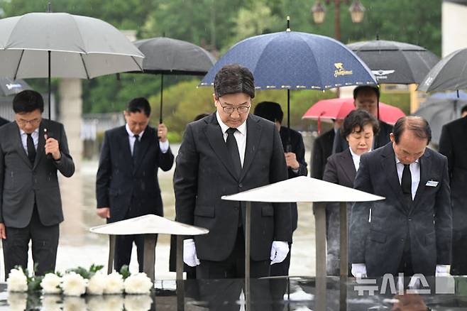 [광주=뉴시스] 박기웅 기자 = 권성동 국민의힘 공동선대위원장이 16일 오후 광주 북구 운정동 국립5·18민주묘지를 찾아 헌화·분향하고 있다. 2025.05.16. pboxer@newsis.com