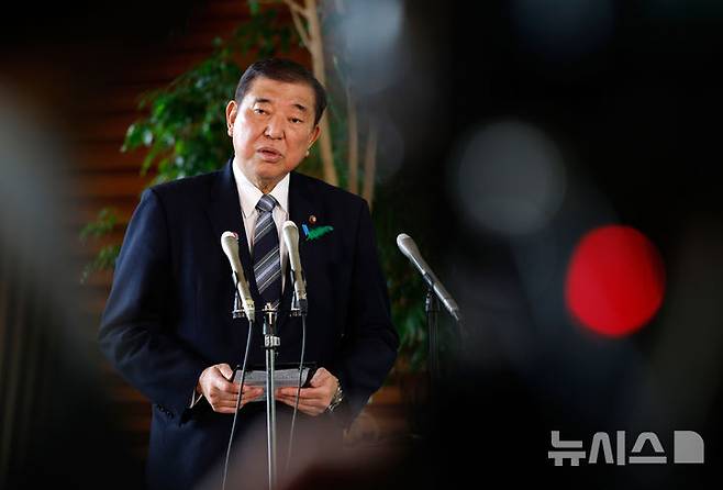 [도쿄=AP/뉴시스] 미국과의 관세 협상에서 추가 관세의 전면 철폐를 고수해온 일본 정부가 관세율 인하를 협상 카드로 포함하는 방안을 검토하고 있다고 니혼게이자이신문(닛케이)이 16일 보도했다. 사진은 지난달 17일 일본 도쿄 총리 관저에서 일본 측이 백악관에서 미국의 관세 정책 관련 장관급 회담을 마친 뒤 이에 대한 반응을 설명하는 이시바 시게루 일본 총리. 2025.04.24.