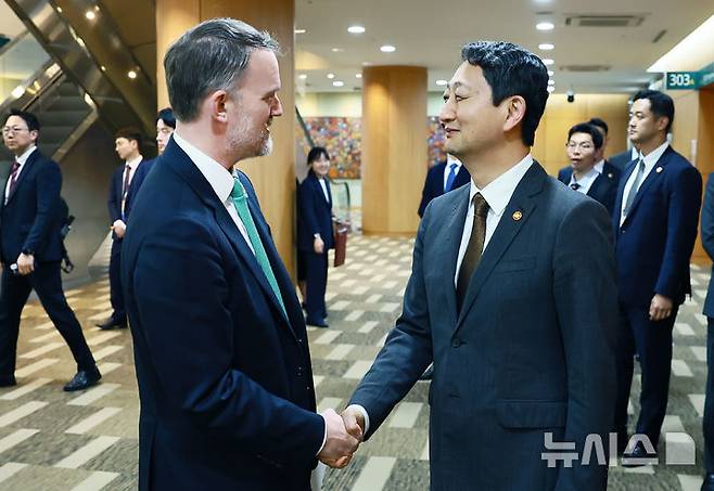 [세종=뉴시스]안덕근 산업통상자원부 장관은 16일 제주 서귀포시 제주국제컨벤션센터(ICC)에서 제이미슨 그리어(Jamieson Greer) 미국 무역대표부(USTR) 대표와 면담을 통해 지난 1일 개최된 기술협의 경과를 점검하고 이에 대한 양국 입장을 교환했다.(사진=산업부 제공)