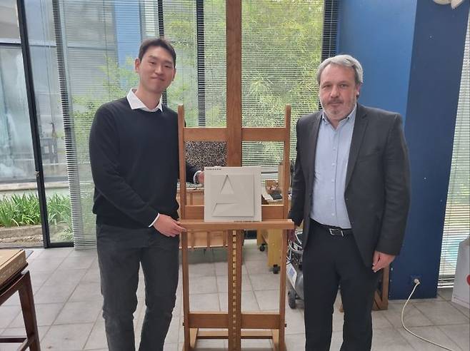 이성자 화백의 장손 신평재씨가 프랑스 문화부 대표 루아씨로 부터 기념패를 전달받고 기념 사진을 찍고 있다. 사진=이성자 화백 유족 제공.  *재판매 및 DB 금지