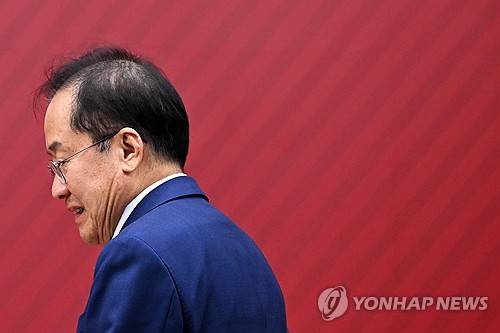 정계은퇴 의사 밝힌 홍준표 (서울=연합뉴스) 29일 서울 여의도 국민의힘 당사에서 열린 제21대 대통령 후보자 국민의힘 3차 경선 진출자 발표 행사에서 경선에 탈락 후 정계은퇴 의사를 밝힌 홍준표 후보가 발표장에서 나가고 있다. 2025.4.29 [국회사진기자단] utzza@yna.co.kr