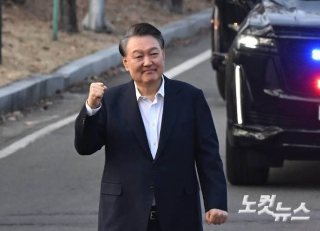 법원의 구속 취소 결정에 검찰이 항고를 포기하면서 석방된 윤석열 대통령이 경기 의왕 서울구치소에서 나와 지지자들에게 인사를 하고 있다. 의왕=황진환 기자