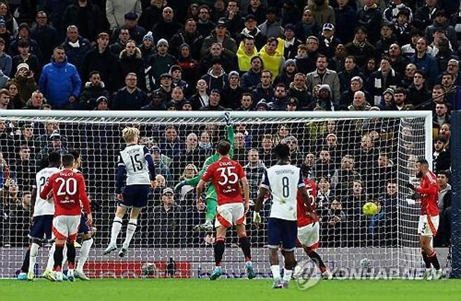 손흥민이 맨유전 코너킥으로 '올림피코(olympico)'를 성공 시킨 순간. 연합뉴스