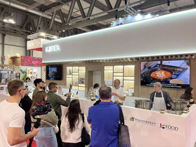 2025 밀라노 국제식품박람회(Tutto Food Milano) 통합한국관에서 쿠킹쇼 및 시식행사가 진행되고 있다. aT