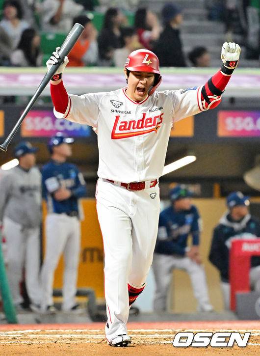 [OSEN=인천, 민경훈 기자] 15일 오후 인천 SSG랜더스필드에서 ‘2025 신한 SOL Bank KBO리그’ SSG 랜더스와 NC 다이노스의 경기가 열렸다.SSG는 앤더슨을, NC는 신민혁을 선발로 내세웠다.6회말 1사 주자 1,2루 SSG 최정이 좌월 선취 스리런 홈런을 때린 후 기뻐하고 있다. 2025.05.15 / rumi@osen.co.kr