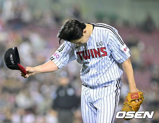 [OSEN=잠실, 최규한 기자] 15일 서울 잠실야구장에서 ‘2025 신한 SOL Bank KBO리그’ LG 트윈스와 키움 히어로즈의 경기가 열렸다.이날 홈팀 LG는 임찬규, 방문팀 키움은 하영민을 선발투수로 내세웠다.7회초 1사 주자없는 상황 LG 임찬규가 키움 카디네스에게 몸 맞는 공을 내준 뒤 모자를 벗어 사과의 뜻을 표하고 있다. 2025.05.15 / dreamer@osen.co.kr