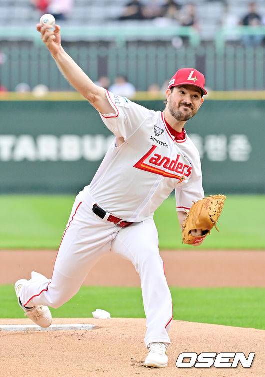 [OSEN=인천, 민경훈 기자] 15일 오후 인천 SSG랜더스필드에서 ‘2025 신한 SOL Bank KBO리그’ SSG 랜더스와 NC 다이노스의 경기가 열렸다.SSG는 앤더슨을, NC는 신민혁을 선발로 내세웠다.SSG 선발 앤더슨이 마운드 위에서 힘차게 공을 뿌리고 있다. 2025.05.15 / rumi@osen.co.kr