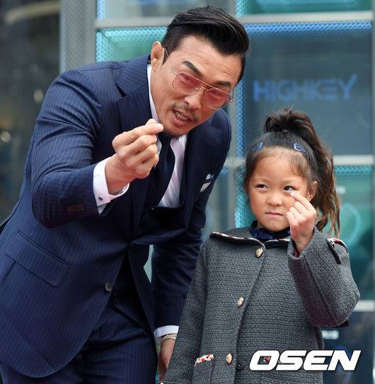 [OSEN=이동해 기자] 19일 오후 서울 강남구 대치동에서 열린 한 안마기기 브랜드 직영 전시장 오픈파티 격투기선수 추성훈과 딸 추사랑이 참석하고 있다. / eastsea@osen.co.kr