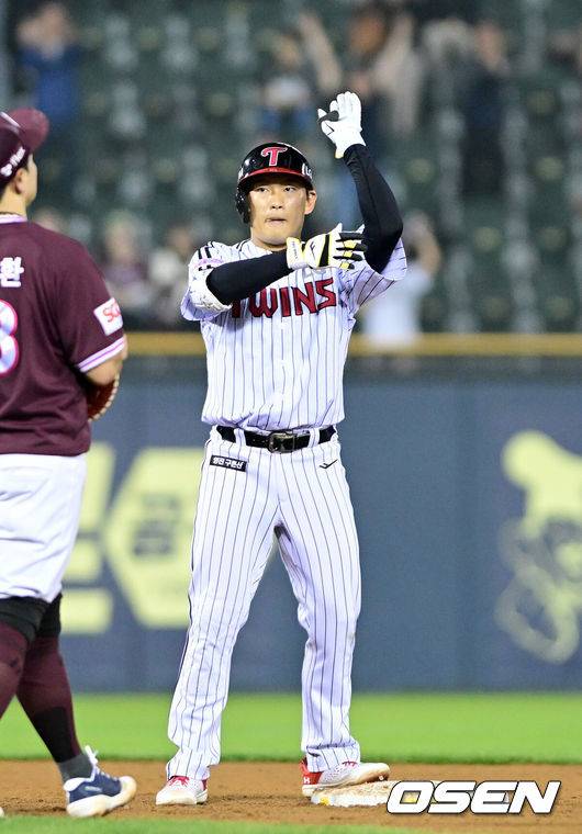 [OSEN=잠실, 최규한 기자] 15일 서울 잠실야구장에서 ‘2025 신한 SOL Bank KBO리그’ LG 트윈스와 키움 히어로즈의 경기가 열렸다.이날 홈팀 LG는 임찬규, 방문팀 키움은 하영민을 선발투수로 내세웠다.8회말 2사 1루 상황 LG 함창건이 달아나는 1타점 2루타를 날리고 2루에 안착해 기뻐하고 있다. 2025.05.15 / dreamer@osen.co.kr