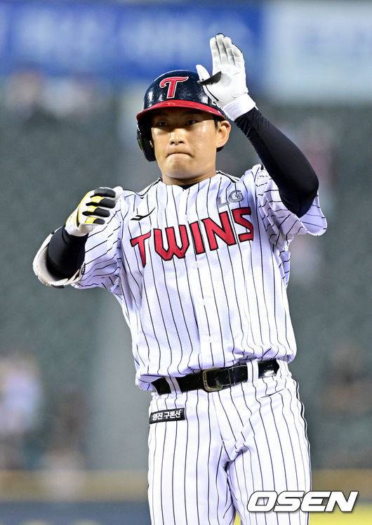 [OSEN=잠실, 최규한 기자] 15일 서울 잠실야구장에서 ‘2025 신한 SOL Bank KBO리그’ LG 트윈스와 키움 히어로즈의 경기가 열렸다.이날 홈팀 LG는 임찬규, 방문팀 키움은 하영민을 선발투수로 내세웠다.4회말 2사 1루 상황 LG 함창건이 안타를 날리고 1루에 안착해 기뻐하고 있다. 2025.05.15 / dreamer@osen.co.kr