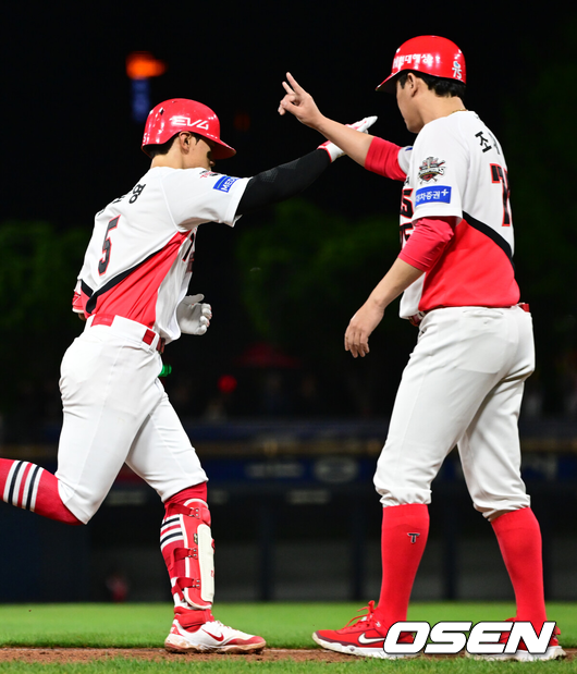 [OSEN=광주, 김성락 기자] 15일 오후 광주 북구 기아챔피언스필드에서 ‘2025 신한 SOL Bank KBO리그’ KIA 타이거즈와 롯데 자이언츠의 경기가 열렸다.KIA는 선발투수로 올러, 롯데는 나균안을 내세웠다.7회말 KIA 선두타자 김도영이 솔로 홈런을 날린 뒤 조재영 코치와 하이파이브를 하고 있다. 2025.05.15 / ksl0919@osen.co.kr