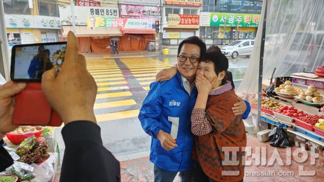 ▲16일 광주 양동시장을 찾은 박지원 국회의원이 한 시민과 사진을 찍고 있다.2025.5.16ⓒ프레시안(박진규)