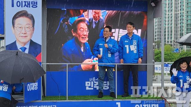 ▲21대 대선 더불어민주당 중앙선대위 공동선대위원장인 박지원 국회의원이 16일 광주 서구 양동시장 앞에서 유세하고 있다. 2025.5.16ⓒ프레시안(박진규)