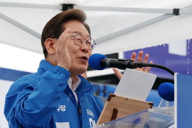 ▲더불어민주당 이재명 대선 후보가 16일 전북 전주시 전북대 후문에서 열린 유세에서 지지를 호소하는 연설을 하고 있다. ⓒ연합뉴스