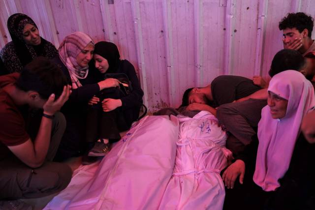 ▲15일(현지시간) 가자지구 북부 베이트라히아 인도네시아 병원에서 주민들이 이스라엘의 자발리아 폭격으로 숨진 이들 곁에서 슬퍼하고 있다. ⓒAFP=연합뉴스