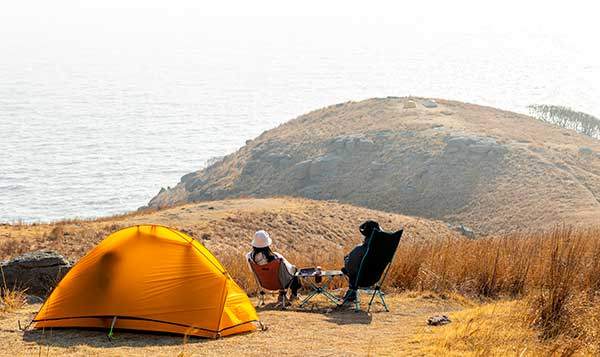 개머리언덕에서 경치를 즐기는 백패커들.