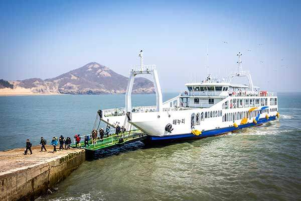 인천과 굴업도를 연결하는 직항편인 해누리호. 매일 오전 9시에 출발해 굴업도 인근 5개 섬을 순회하여 인천으로 돌아간다.